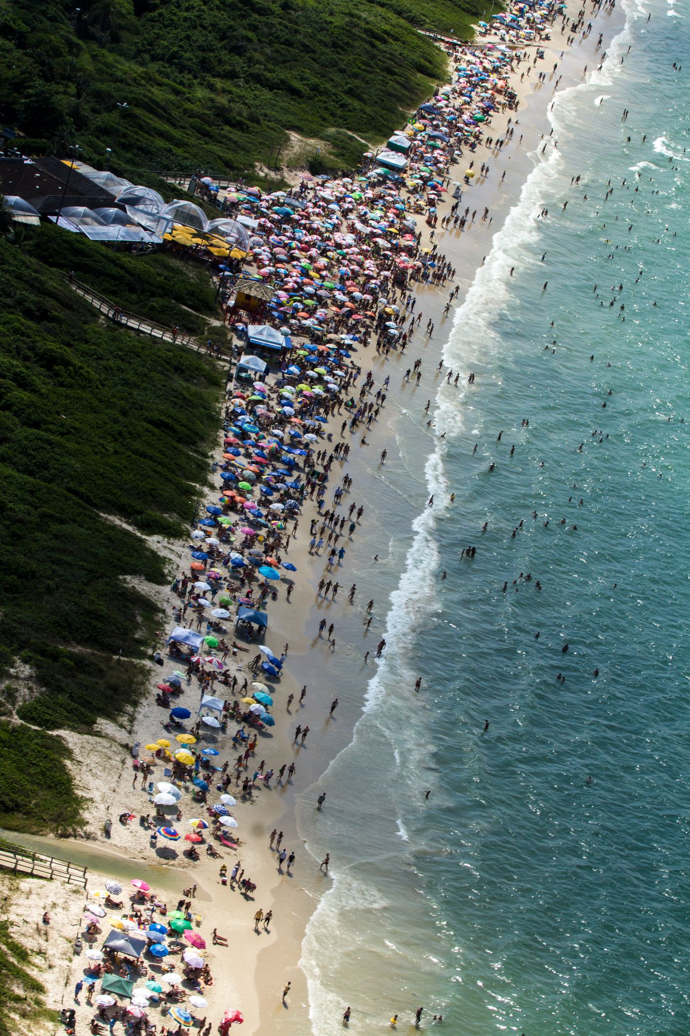 Praia de Jurerê Internacional no verão. Florianópolis, verão de 2014–2015.