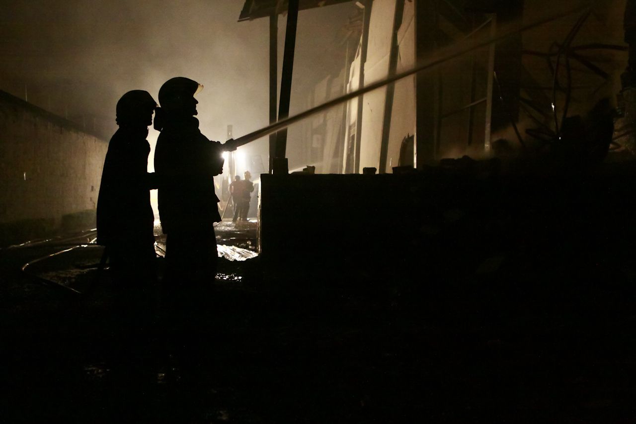 Bombeiros no combate a incêndio em Balneário Camboriú, Santa Catarina.