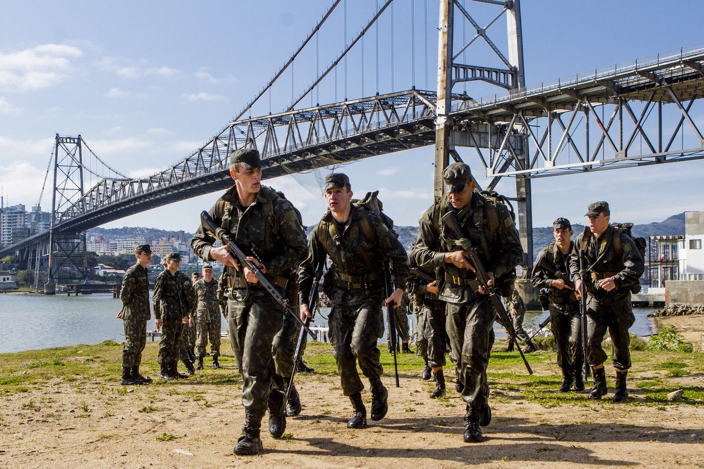 Exercício do Exército junto à Ponte Hercílio Luz, no Estreito. Florianópolis, 7 de agosto de 2013.