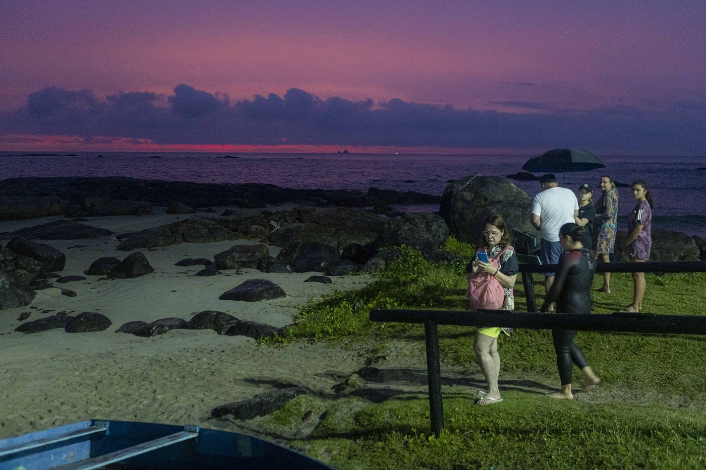 Amanhecer antes da largada de uma travessia de águas abertas.