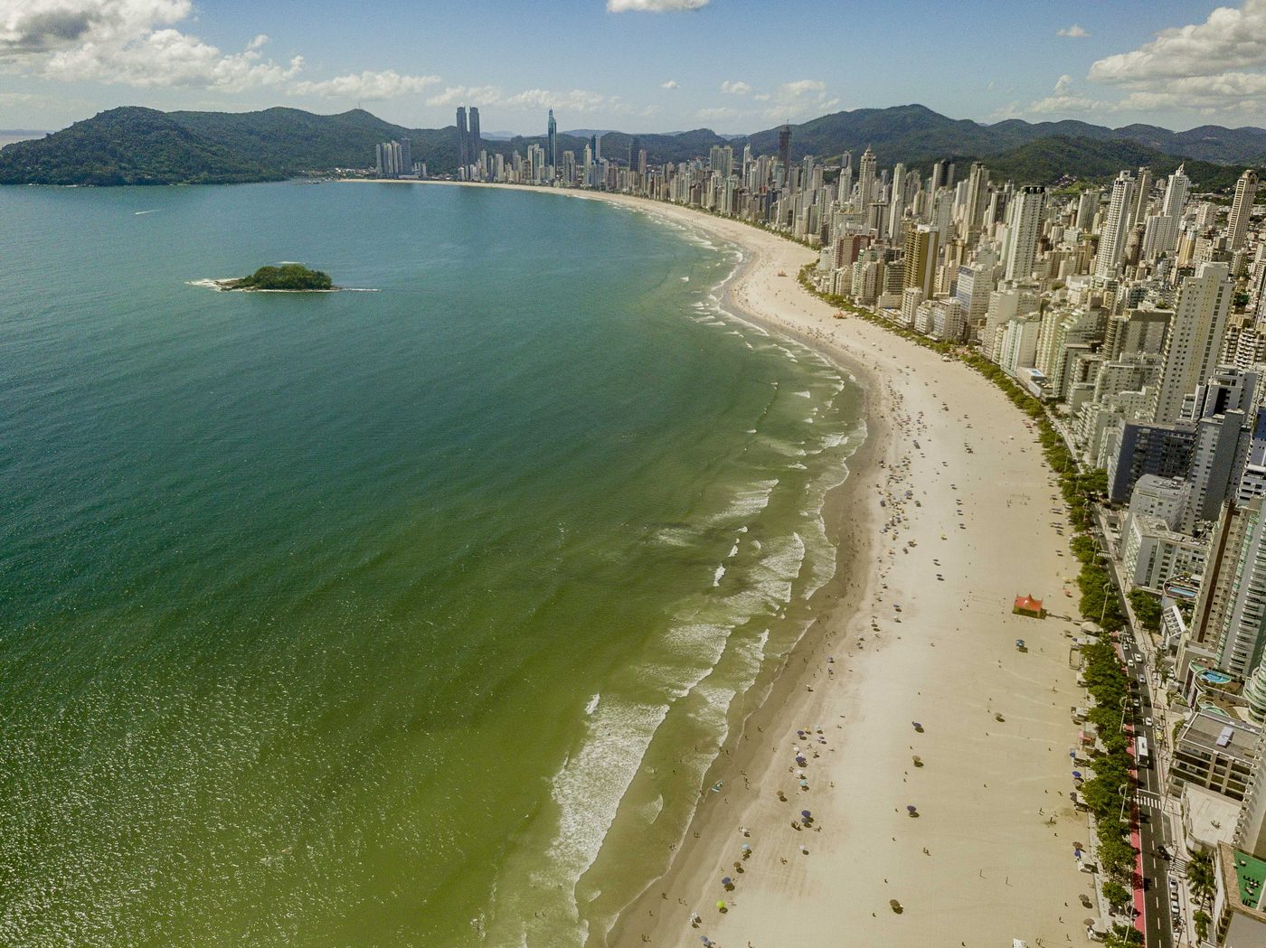 Orla da praia Central depois da obra de alargamento. Balneário Camboriú, dezembro de 2022. Foto: Flávio Tin/Folhapress.