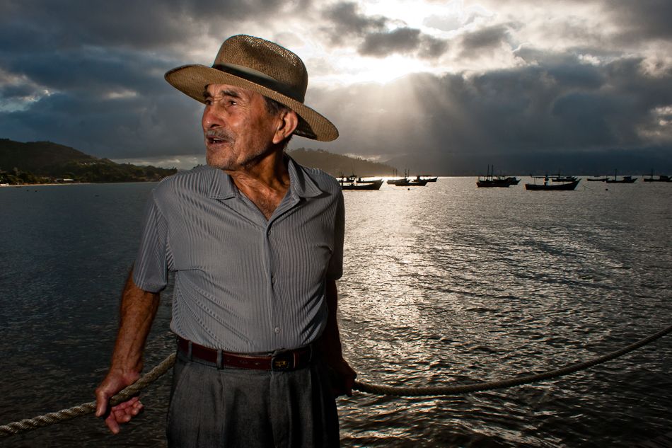 Pescador na beira da praia, fim de tarde. Litoral de Santa Catarina.